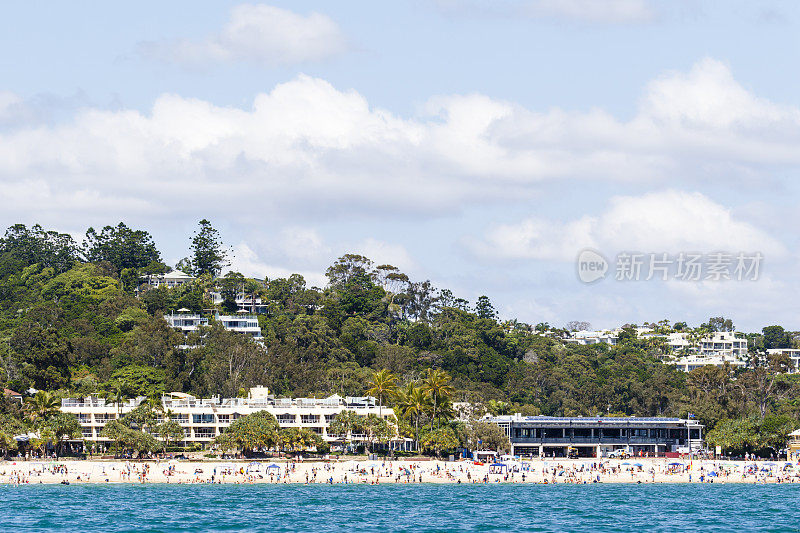 Noosa Main海滩是一个受欢迎的旅游目的地。